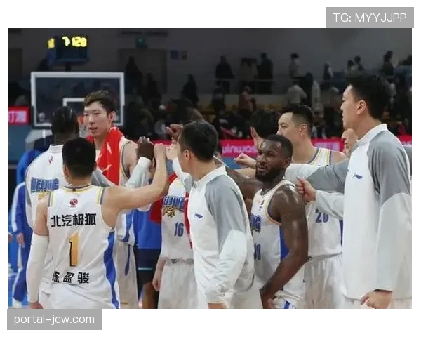 北京首钢新援麦基迎CBA首秀 与周琦组成内线双塔组合